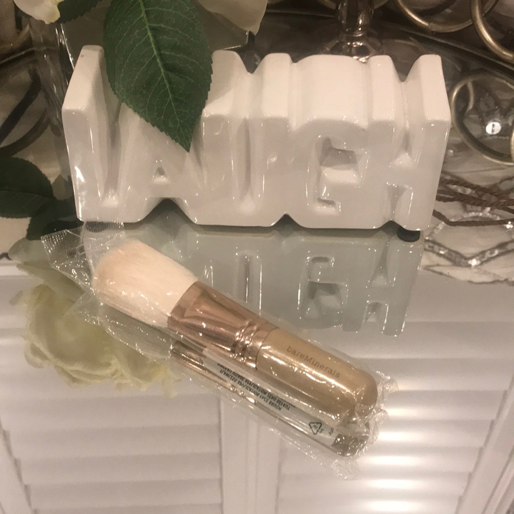 Flawless application face brush